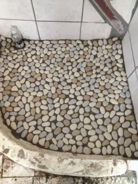 kamar mandi lantai batu kerikil