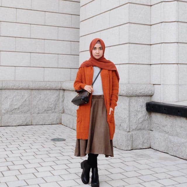 Perpaduan Warna Baju Orange Dengan Jilbab