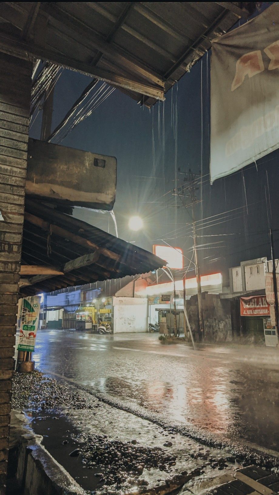 Foto Hujan Malam Hari
