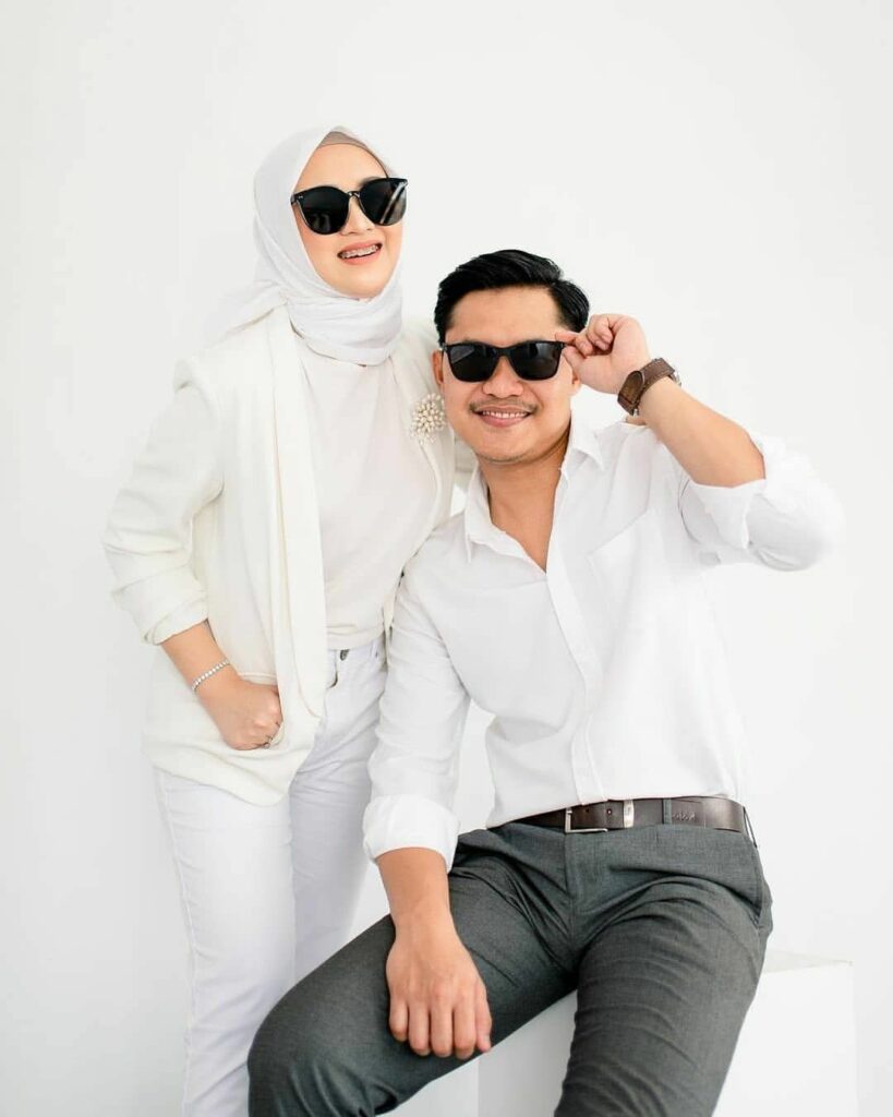 Kumpulan Gaya Foto Studio Berdua Terbagus dan Terlengkap - Blog