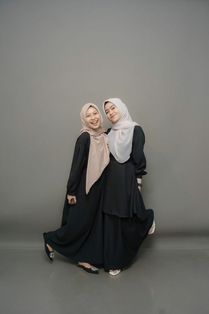 Kumpulan Gaya Foto Studio Berdua Terbagus dan Terlengkap - Blog