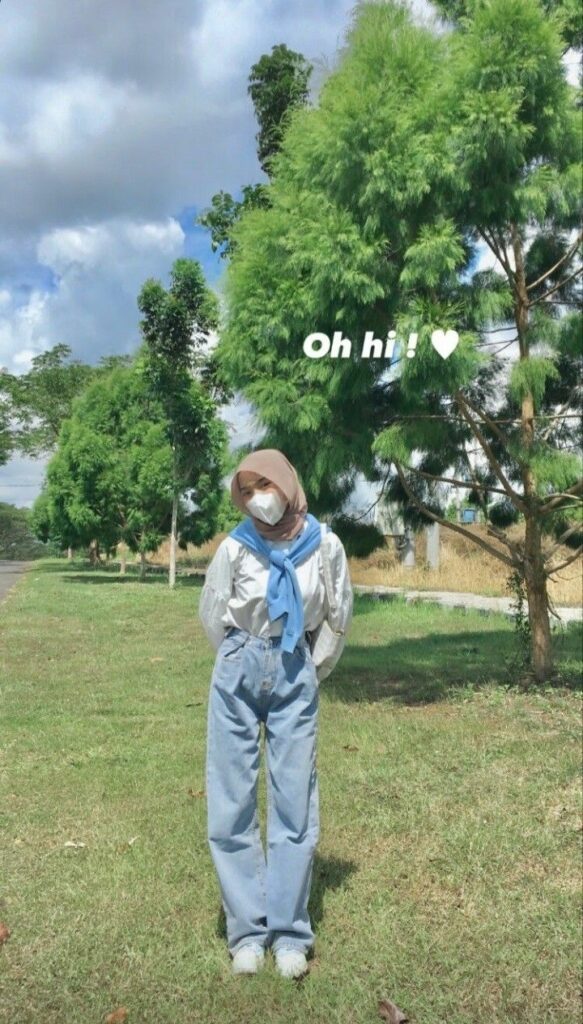 Kumpulan Gaya Foto Berdiri Hijab Terbagus dan Terlengkap - Blog