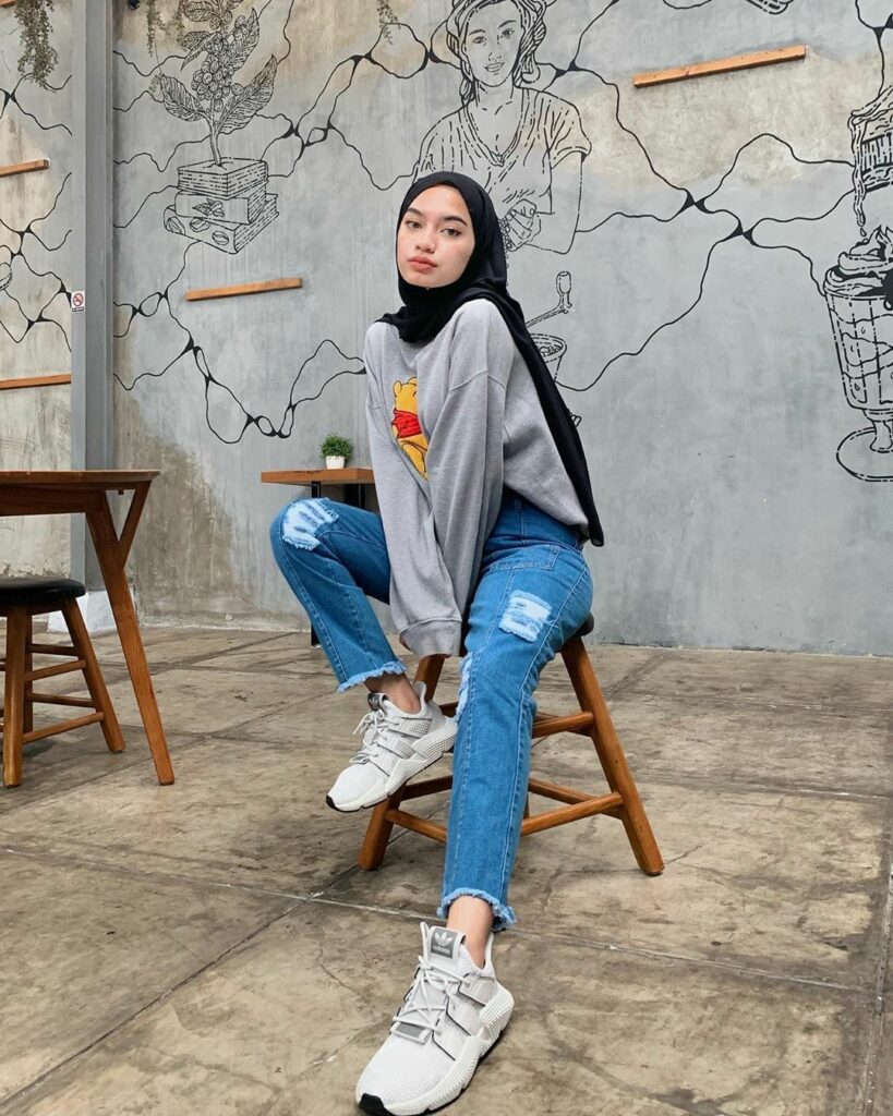 Kumpulan Gaya Foto Duduk Menarik Terbagus dan Terlengkap - Blog